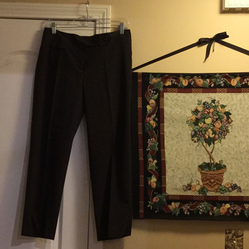 Ann Taylor Signature Fit capris. Size 6. NWT.